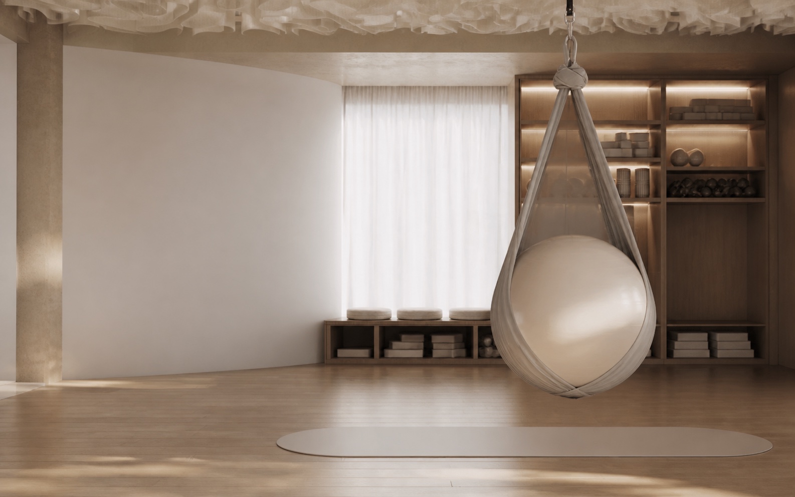 Жемчужный Pilates-мяч, мягко удерживаемый полотном для аэройоги в будущем интерьере ZE Studio
